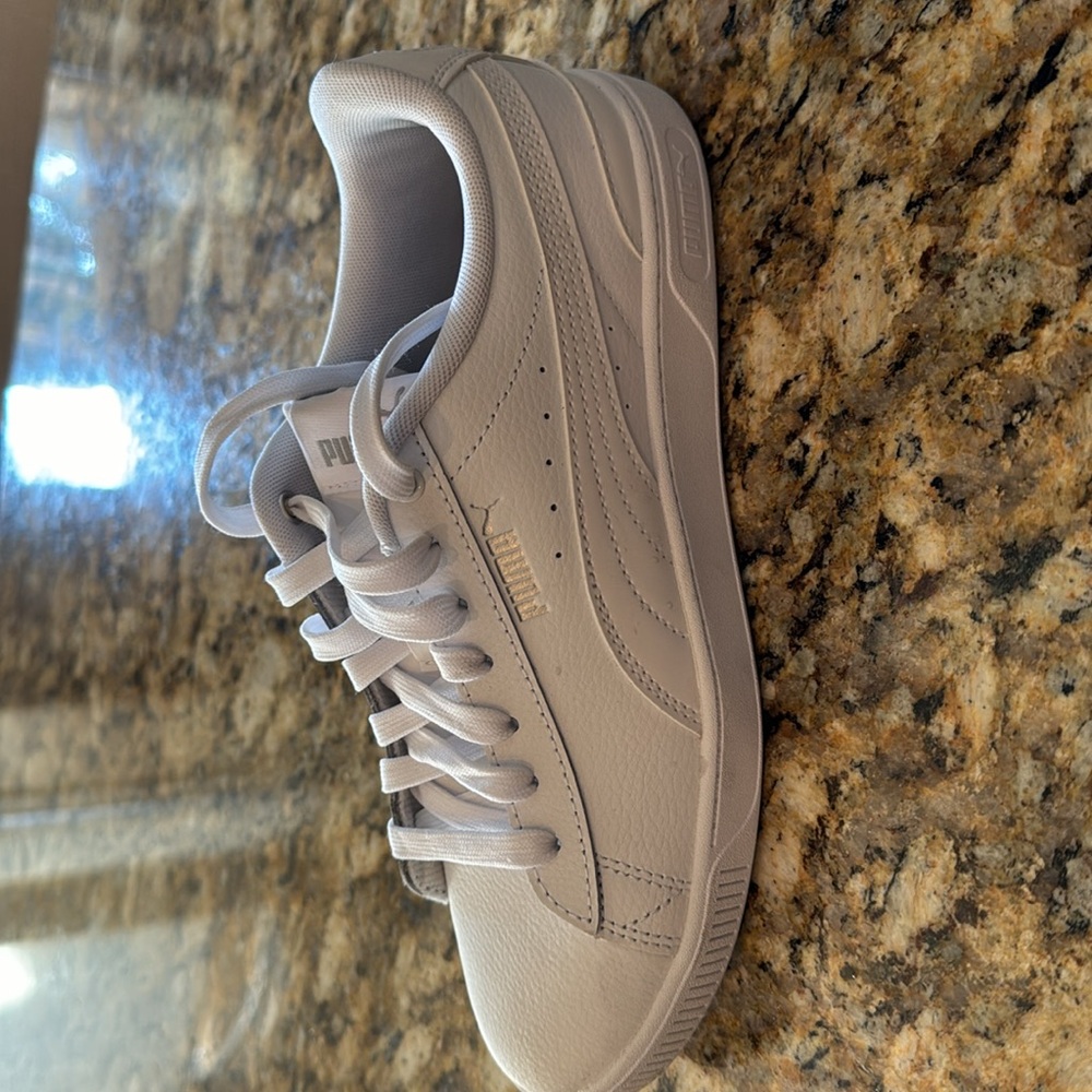 Women’s Puma Vikki V Leather Sneaker.   White, Size 8 Worn 5x - Picture 2 of 6
